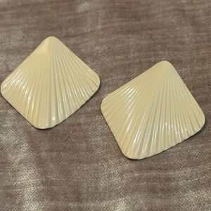 Vintage 80’s Metal Cream Diamond Shaped Shell Earrings
